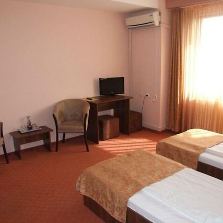 Plaisir Hotel Ploieşti Kültér fotó