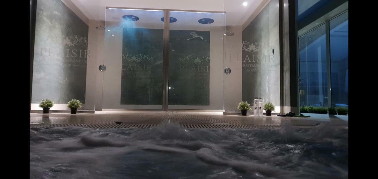 Plaisir Hotel Ploieşti Kültér fotó